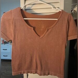 Ribbed Notch V-Neck Short Sleeve Tee in Dusty Rose